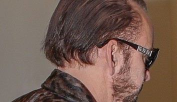 Rednúce vlasy a leopardia bunda: Takto sa zmenil známy herec