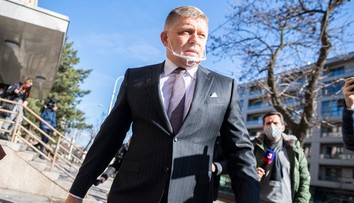Bývalý premiér Robert Fico vypovedal na NAKA. Na výsluchu bol aj ďalší známy exminister