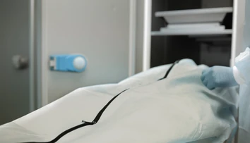 Zamestnanci márnice zažili šok. Žena bola päť hodín mŕtva, jej telo sa začalo z ničoho nič hýbať