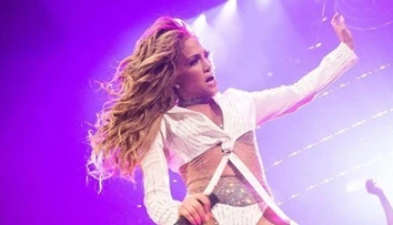 Outfit J Lo sa už ani nedá nazvať outfitom: Namiesto gatiek miniatúrny trojuholník