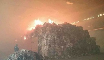 V Harmanci vypukol požiar, horela hala so zberovým papierom