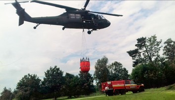 VIDEO: Pri Brezne stále horí les, v ťažko dostupnom teréne nasadili aj Black Hawk