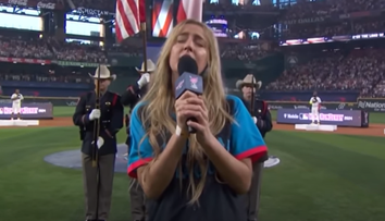 VIDEO: Obrovský škandál populárnej speváčky. Opitá príšerne zaspievala americkú hymnu