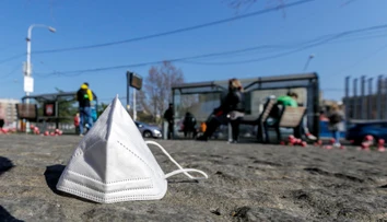 Koniec respirátorom. Hlavný hygienik však odporúča, v ktorých priestoroch sa máme naďalej chrániť