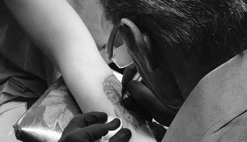 Aký otec, taký syn. Kto si na predlaktie vytetoval Indiána?