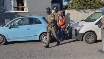 Po veľkej protidrogovej akcii skončilo v putách desať ľudí. Medzi nimi aj syn vysokopostaveného expolitika