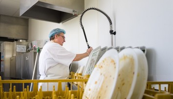 Jedna obeť neďaleko Slovenska a tisíce nakazených. Odborníci varujú pred šíriacou sa nákazou