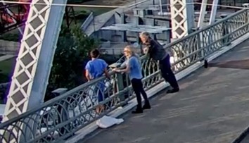 Spevák Jon Bon Jovi zachránil žene život. Presvedčil ju, aby neskočila z mosta