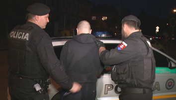 Opäť je v putách a za mrežami. Mladíka, ktorý mal bodnúť dievča do brucha, vzali znovu do väzby