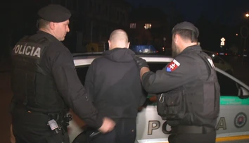 Opäť je v putách a za mrežami. Mladíka, ktorý mal bodnúť dievča do brucha, vzali znovu do väzby