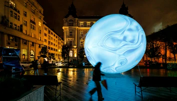 Z tmavých farieb do svetlých. Bratislava sa ponorila do čarovného sveta svetla a umenia