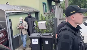 Muža, ktorý sa mal vyhrážať Čaputovej a Naďovi, odviezli v putách. V dome našli zbraň aj náboje