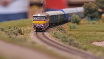 Koľajnice, vláčiky či túžba byť rušňovodičom. Vyše stometrová drevená železnica láka v Žiline mnohých