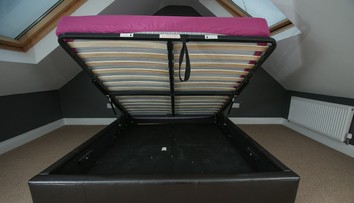 Z postele sa stala smrtiaca pasca: Bezvládne telo ženy objavila jej dcéra v krkolomnej polohe