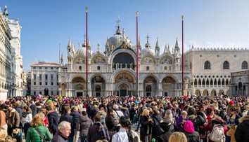 Preplnené ulice i neustály hluk. Benátky zavádzajú ďalšie obmedzenia pre turistov