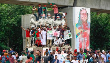 OBRAZOM: Bangladéšom zmietajú násilné nepokoje. Premiérka podala demisiu, vládne dočasná vláda