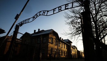 Zlý vtip sa jej nevyplatil. Turistka hajlovala v koncentračnom tábore Osvienčim