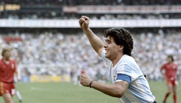 Bola 35 rokov nezvestná, neskôr ju kúpili za pár stoviek. Teraz Maradonova Zlatá lopta ide do dražby