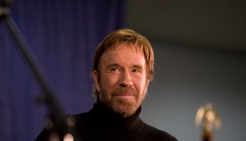 GALÉRIA: Radostná návšteva plná objatí a smiechu v Banskej Bystrici. Legendárny Chuck Norris prekvapil deti v onkologickom centre