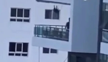 VIDEO: Nezodpovedný otec vám vyrazí dych. Dievčatko hojdal na balkóne na ôsmom poschodí