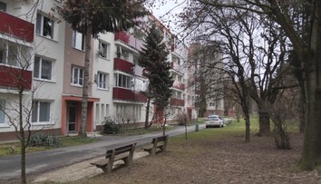 Muž, ktorého našli dobodaného v byte v Novej Dubnici bol z Ukrajiny, polícia zadržala dve osoby