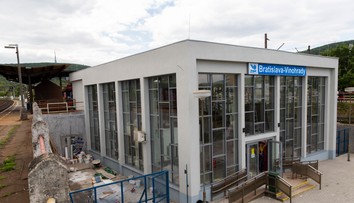 Skáču z vlaku na ostré kamene. V Bratislave vystupujú cestujúci pre krátke nástupište priamo na koľajnice