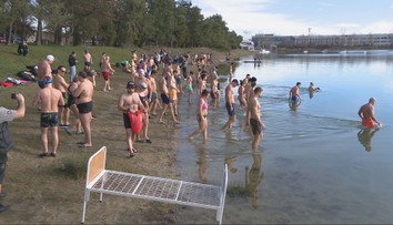 V ľadovej vode pre dobrú vec. Otužilci prejavili solidaritu s ľuďmi bez domova