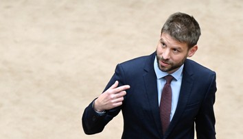 Môžete odvolať podpredsedu parlamentu, ale nie lídra opozície, odkazuje Ficovi Šimečka