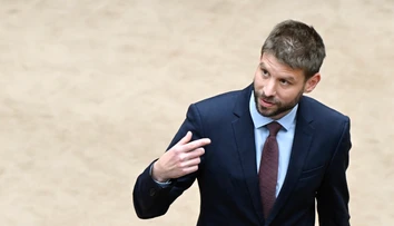 Môžete odvolať podpredsedu parlamentu, ale nie lídra opozície, odkazuje Ficovi Šimečka