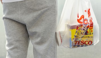 Koniec nákupov v pyžame! Tesco zakročí proti zákazníkom