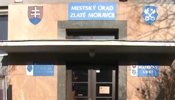 V Zlatých Moravciach si úradníci nadelili štedré odmeny, pritom ľuďom hovoria o šetrení