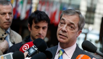 Farageova strana v prieskumoch pred eurovoľbami stále stúpa - má 34 percent