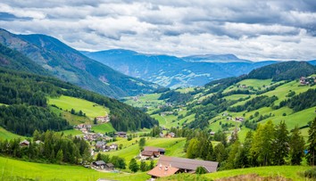 Telo takmer bez hlavy a hneď vedľa motorová píla. Otrasný nález v pokojnej alpskej dedinke