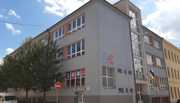 Brnianske gymnázium zamoril neznesiteľný zápach. Žiak tvrdí, že to bola pomsta školníka