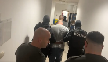 VIDEO: Najskôr sa priznal, teraz vinu popiera. Tomáš obvinený z vraždy rodičov putuje za mreže