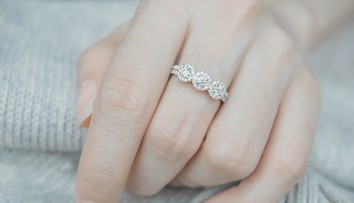 Žena pred 30 rokmi stratila triedny prsteň. Keď ho našiel majiteľ prenajatého domu, začalo sa pátranie