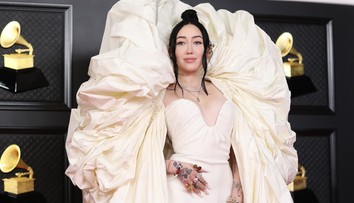 Móda z Grammy: Noah Cyrus stiahla napínaciu plachtu z postele