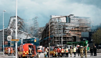FOTO: Zrútila sa hlavná fasáda historickej budovy kodanskej burzy