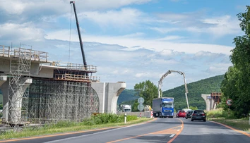 Výstavba R2 pri Mýtnej bude meškať vyše roka, hoci cestu mali otvoriť už o pár dní