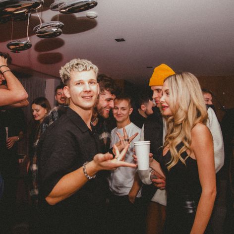 Lu z Love Islandu nakrútil nový videoklip k skladbe XTC.