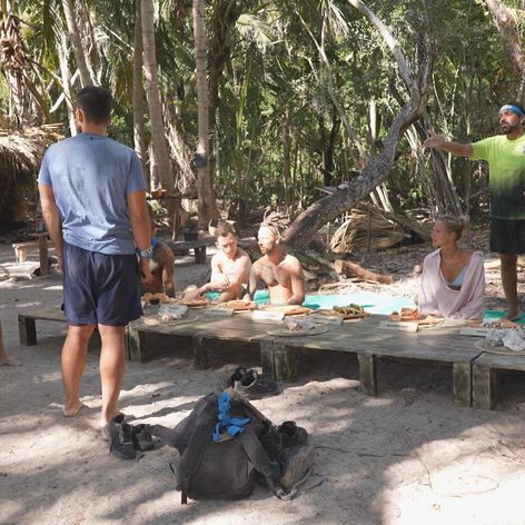 Lovci sa pripravujú zjesť svoju odmenu.