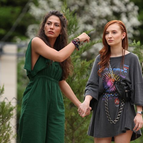 Başak Gümülcinelioğlu v seriáli S hlavou v oblakoch