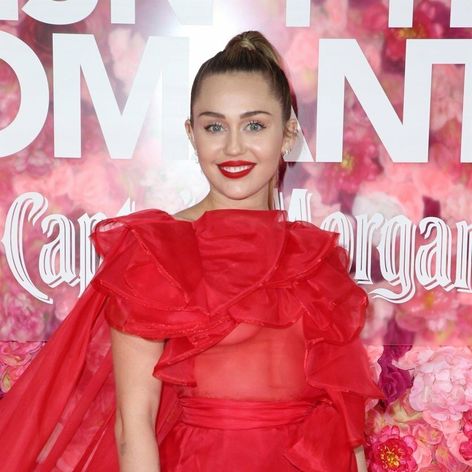 Miley Cyrus na losangelskej premiére filmu Isn't It Romantic