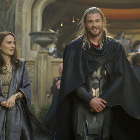 Natalie Portman a Chris Hemsowrth vo filme Thor: Temný svet.