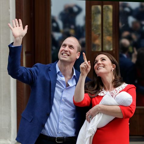 Kate Middleton a princ William predstúpili pred dav v deň pôrodu druhého syna.