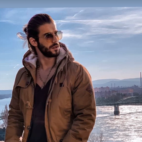 Tomáš Tarr s dlhými vlasmi