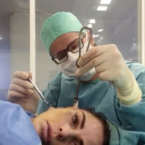Katie Price počas chirurgického zákroku