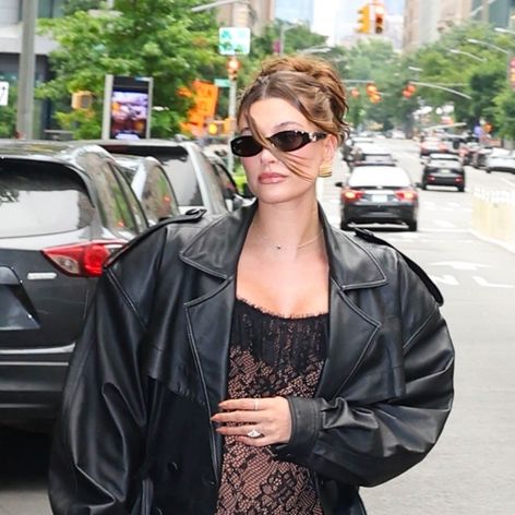 Tehotná Hailey Bieber v odvážnom overale