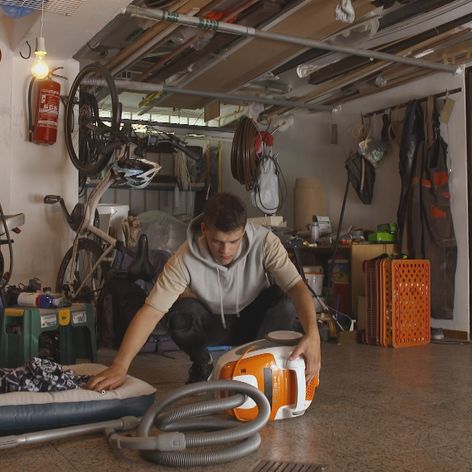 Samo chce pomôcť opravou vysávača.