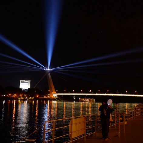 Svetelná inštalácia Maják - na moste SNP.